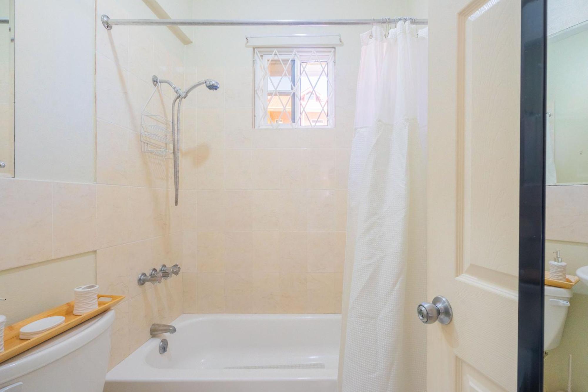 Musgrave Annex- Comfy 1 Bedroom Apartment On The Ground Floor 킹스톤 외부 사진